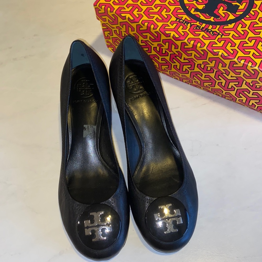 Tory Burch Logo Pump